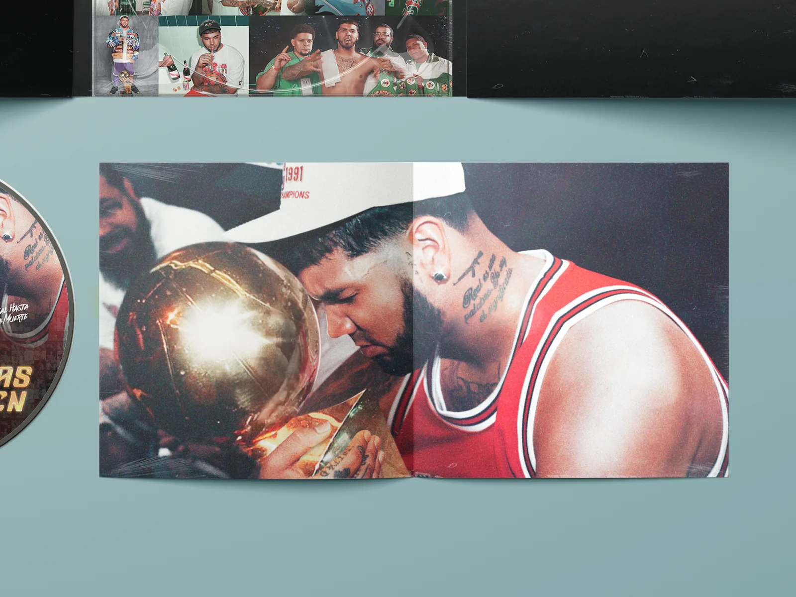 Booklet LLNM — spread con fotografía del trofeo